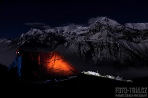Himaláje - noční pohled na masív Annapurny