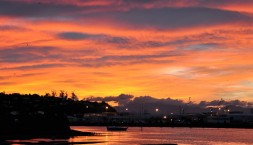 Západ slunce v přístavu, Nelson, Nový Zéland
