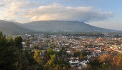 Město Antigua a sopka Agua, Guatemala, panorama