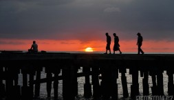Západ slunce nad molem s lidmi - Karibské moře