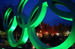 25/365 Konečně tu taky začalo pořádně lejt, takže se dalo v klidu vyfotit symbol Whistleru - Olympijské kruhy na počest zimní Olympiády, která se tu konala v roce 2010. Proč v klidu? Protože jinak se na "kruhy" stojí fronta a lidi se před nimi fotí jako zběsilí (z tohoto pohledu jakoby z té zadní strany)... Pravda je, že po setmění už tam takovej nával taky nebývá :-).